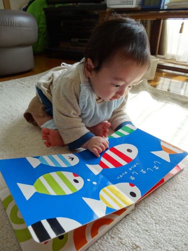 赤ちゃんの絵本の読み聞かせ、いつから始める？どんな本がいい？